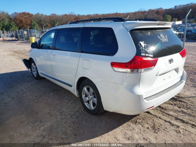 Photo 2 VIN: 5TDKK3DC8BS157204 - TOYOTA SIENNA 