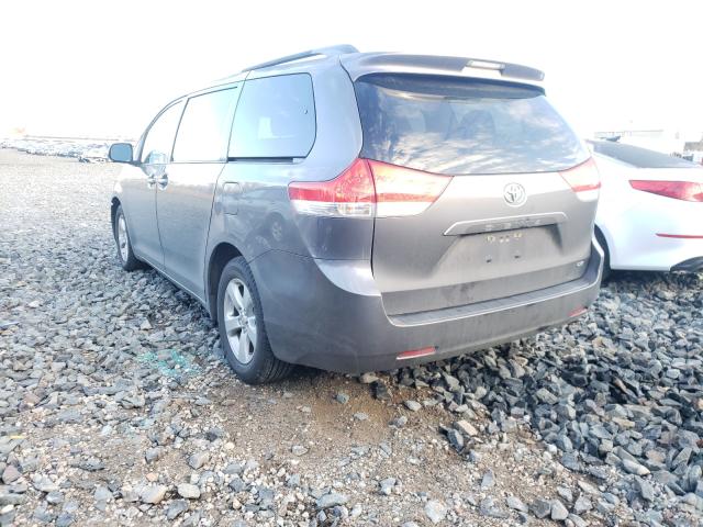 Photo 2 VIN: 5TDKK3DC8CS185604 - TOYOTA SIENNA LE 