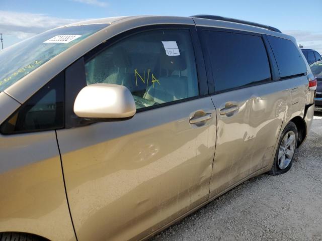 Photo 8 VIN: 5TDKK3DC8CS207102 - TOYOTA SIENNA LE 