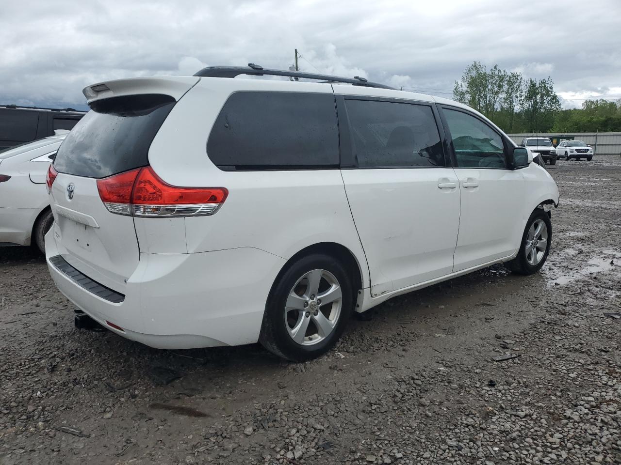 Photo 2 VIN: 5TDKK3DC8CS218990 - TOYOTA SIENNA 