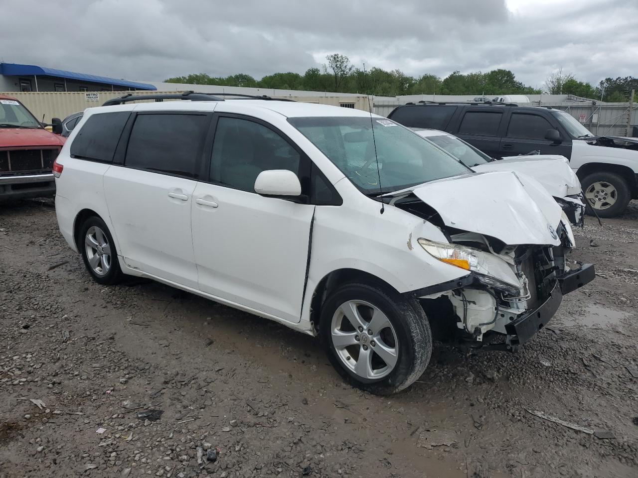 Photo 3 VIN: 5TDKK3DC8CS218990 - TOYOTA SIENNA 