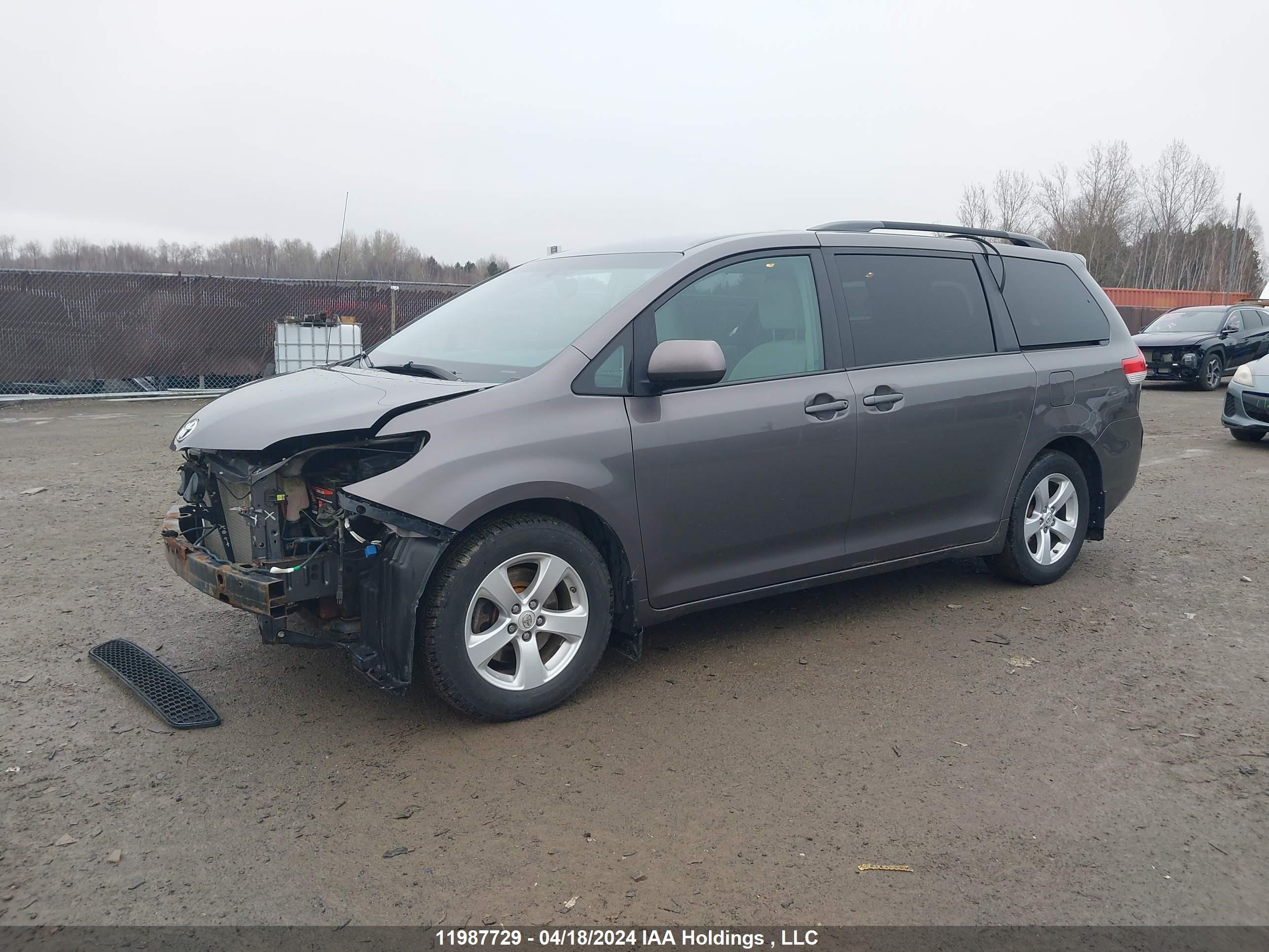 Photo 1 VIN: 5TDKK3DC8CS256462 - TOYOTA SIENNA 