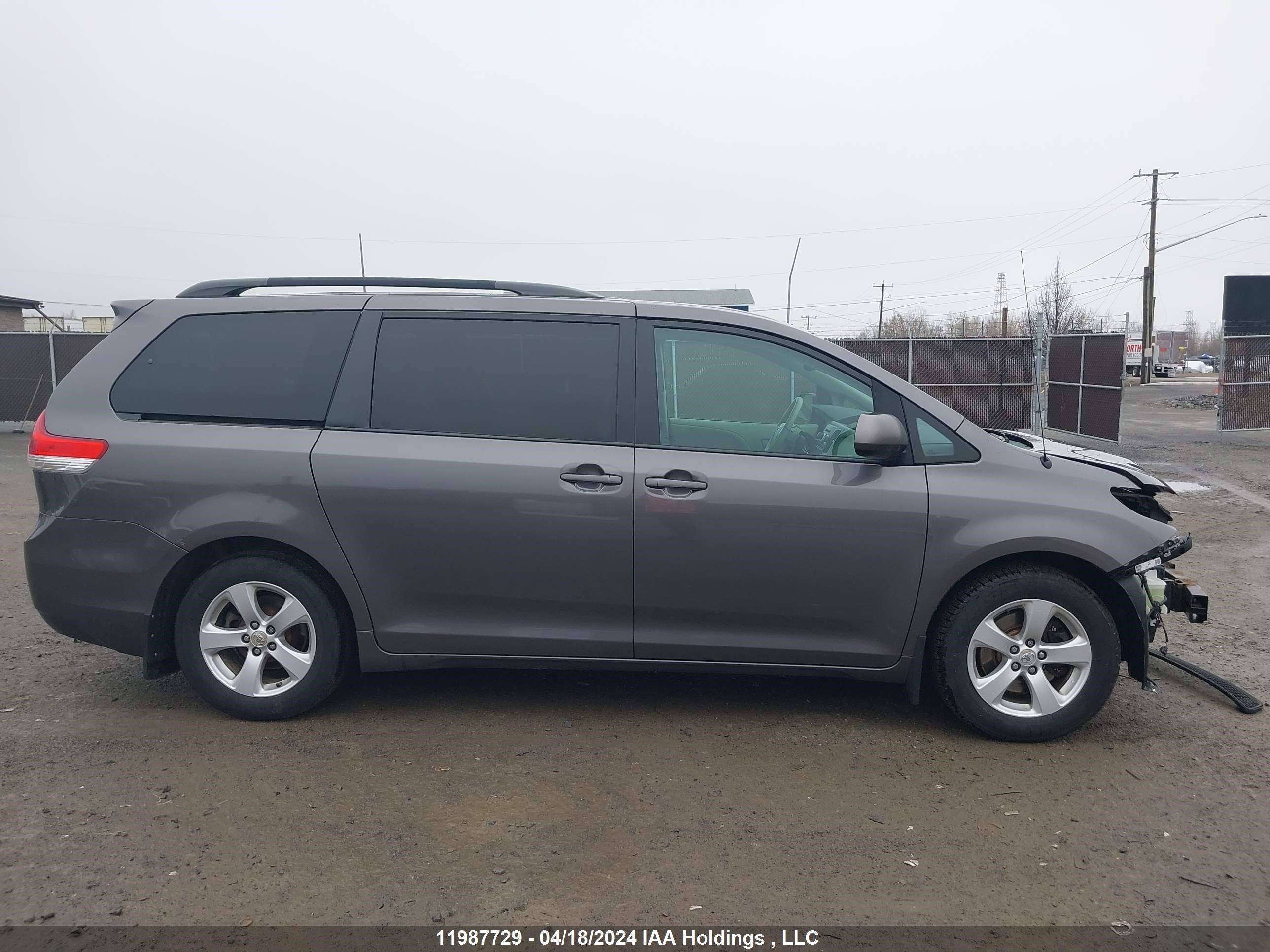 Photo 13 VIN: 5TDKK3DC8CS256462 - TOYOTA SIENNA 