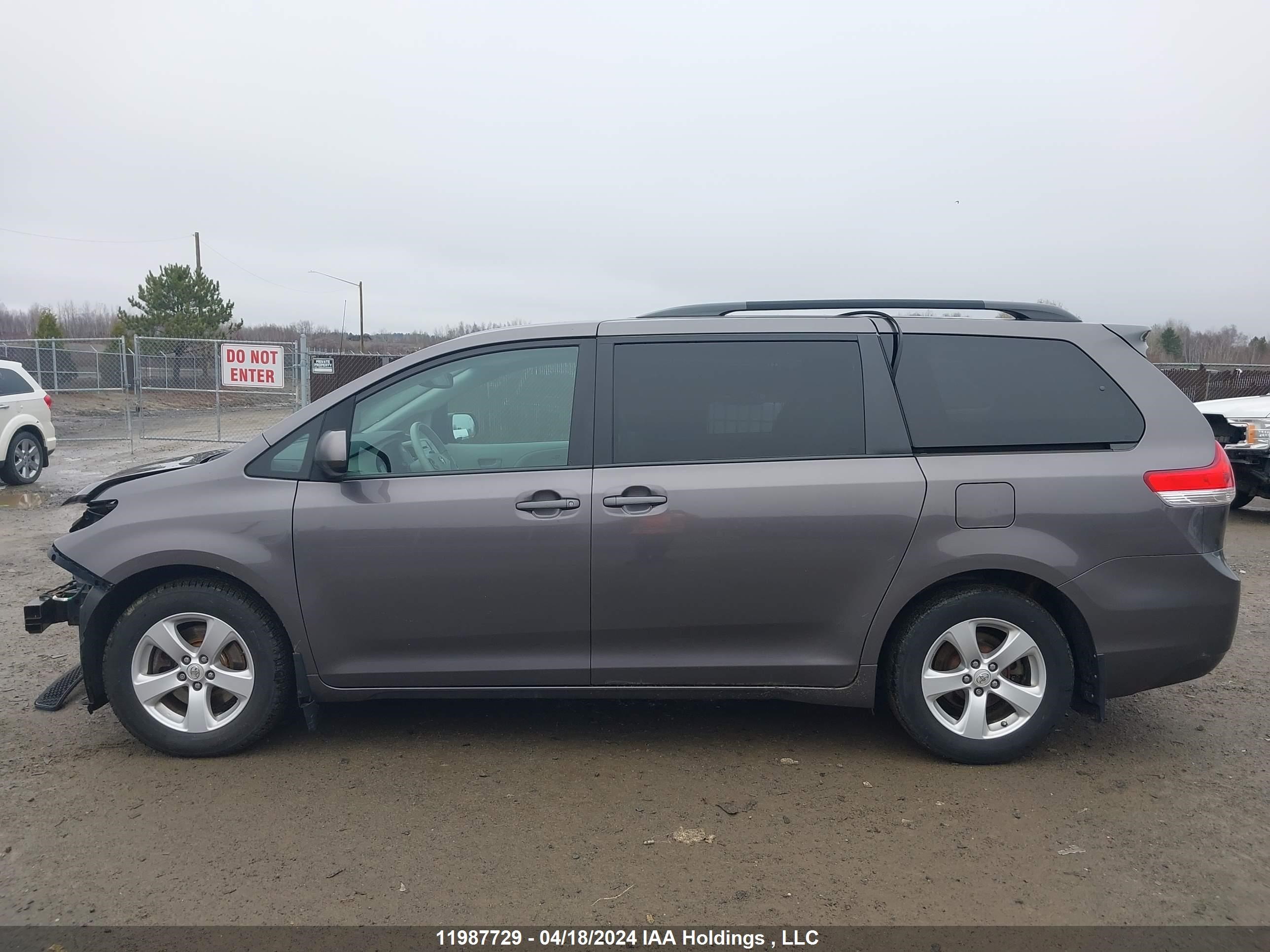 Photo 14 VIN: 5TDKK3DC8CS256462 - TOYOTA SIENNA 