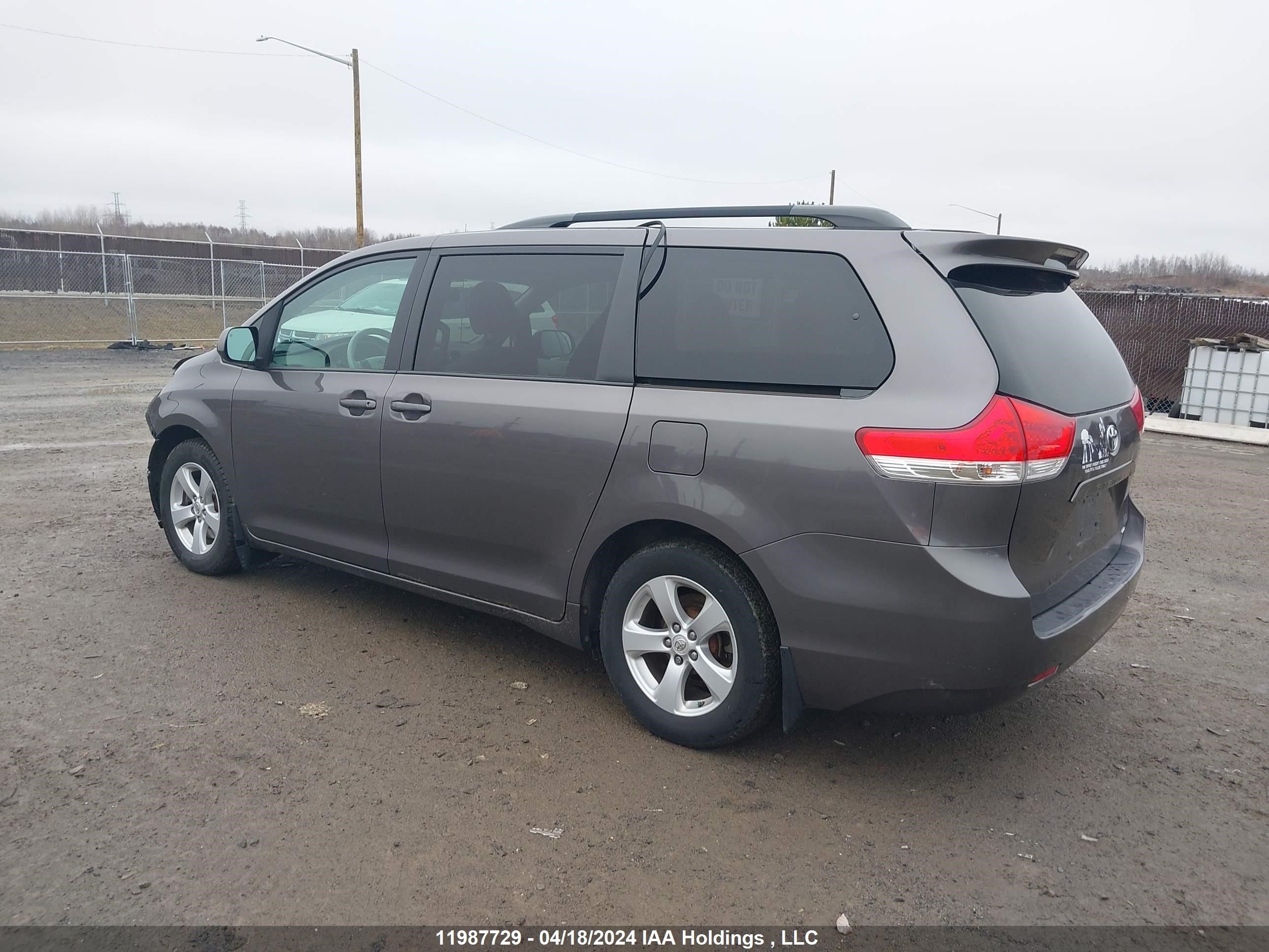 Photo 2 VIN: 5TDKK3DC8CS256462 - TOYOTA SIENNA 