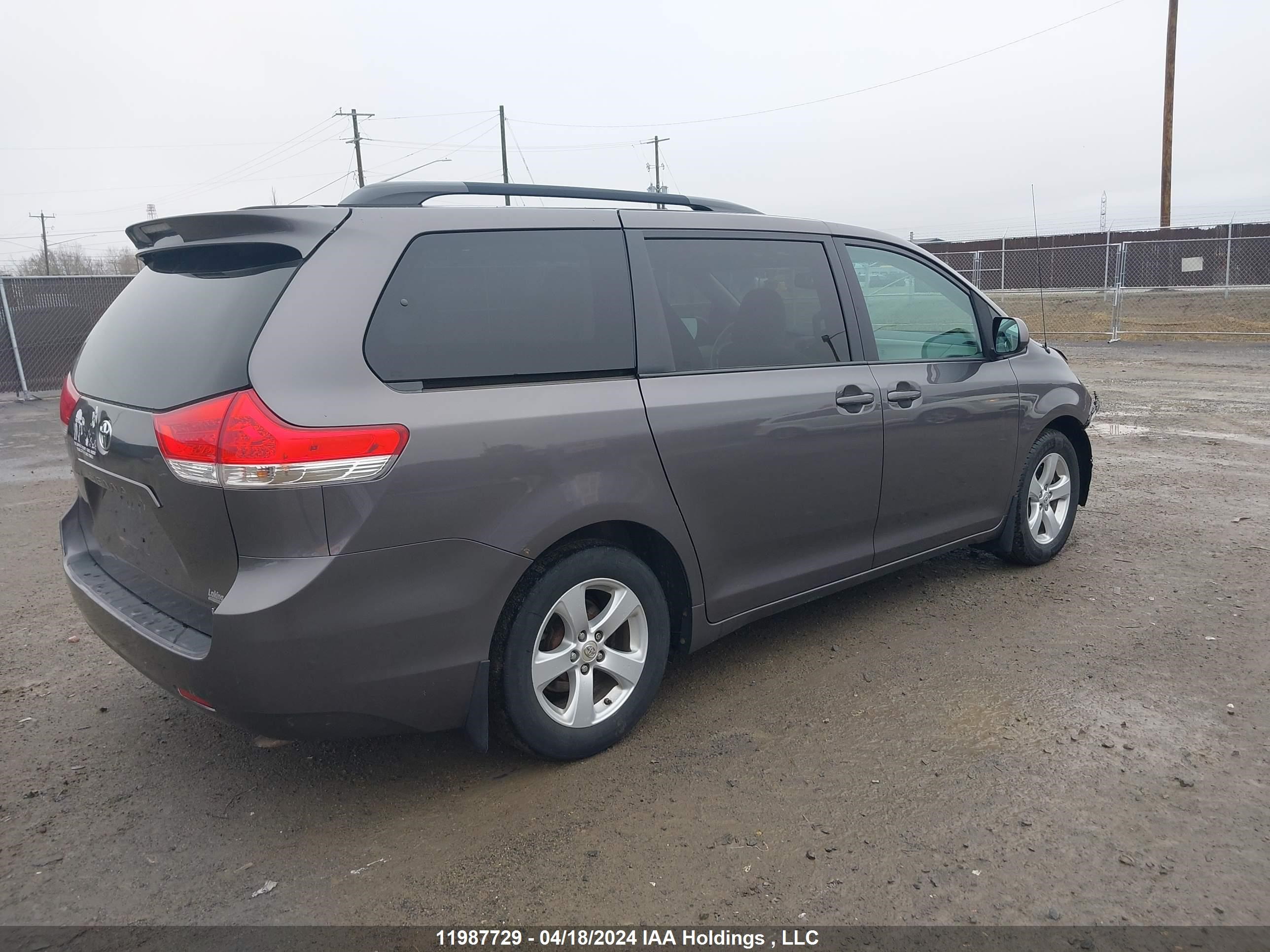 Photo 3 VIN: 5TDKK3DC8CS256462 - TOYOTA SIENNA 