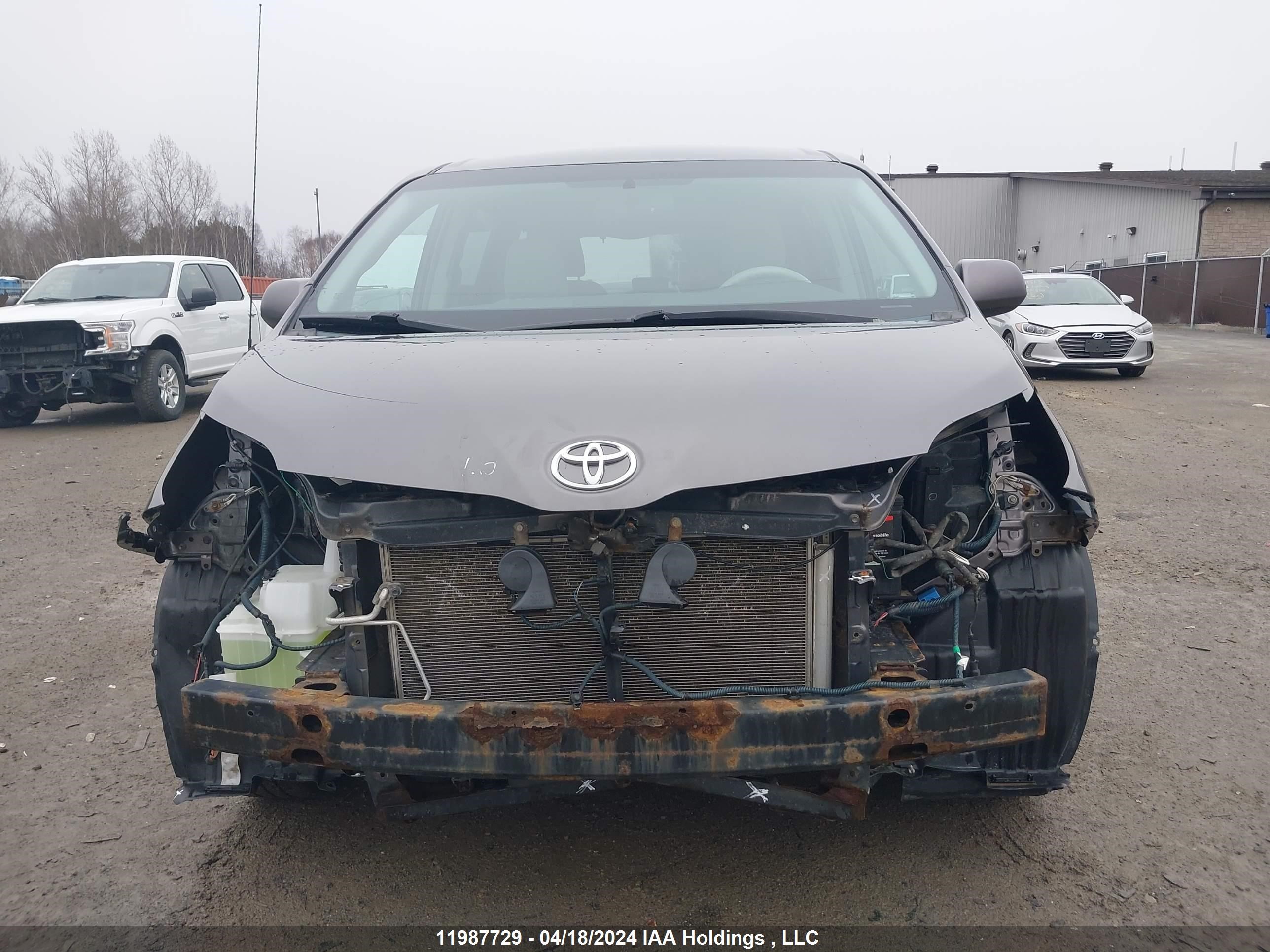 Photo 5 VIN: 5TDKK3DC8CS256462 - TOYOTA SIENNA 