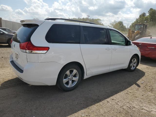 Photo 2 VIN: 5TDKK3DC8CS277585 - TOYOTA SIENNA LE 