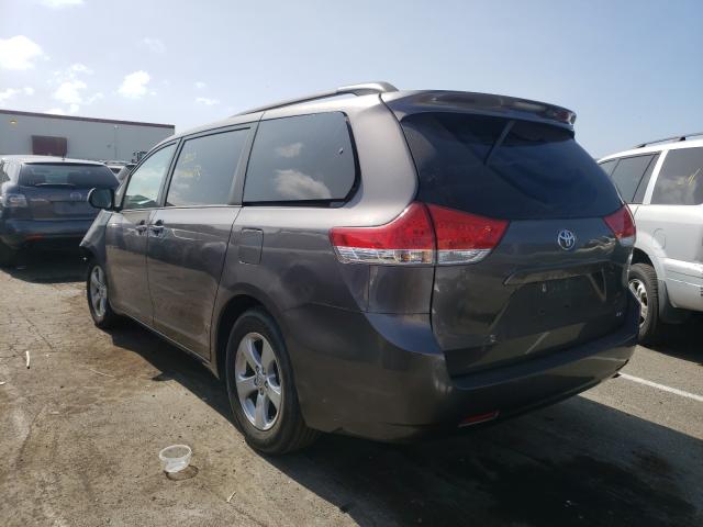 Photo 2 VIN: 5TDKK3DC8DS355493 - TOYOTA SIENNA LE 