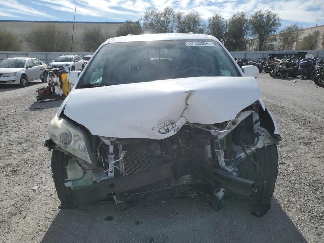 Photo 4 VIN: 5TDKK3DC8DS374304 - TOYOTA SIENNA LE 