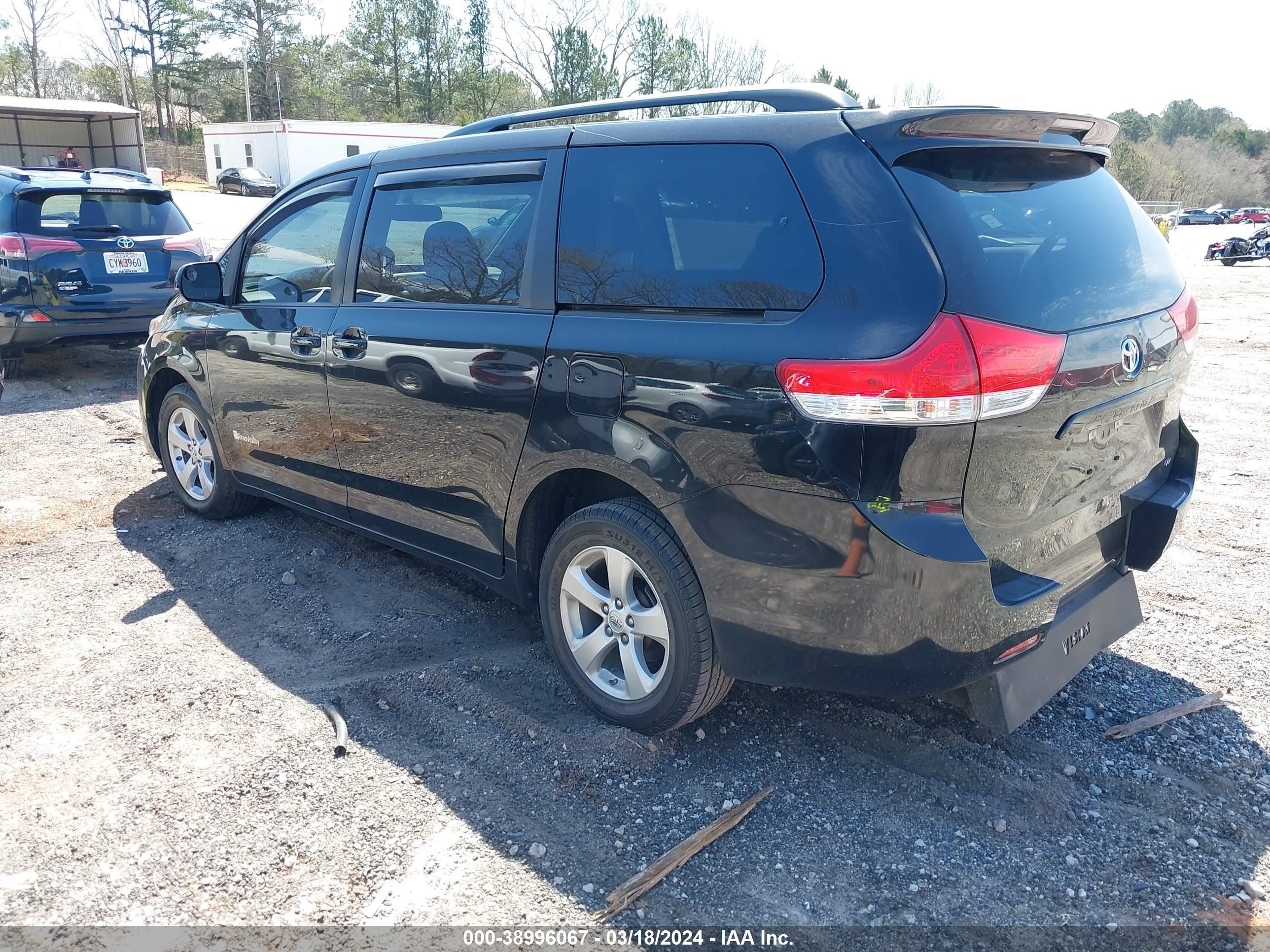 Photo 2 VIN: 5TDKK3DC8DS383116 - TOYOTA SIENNA 