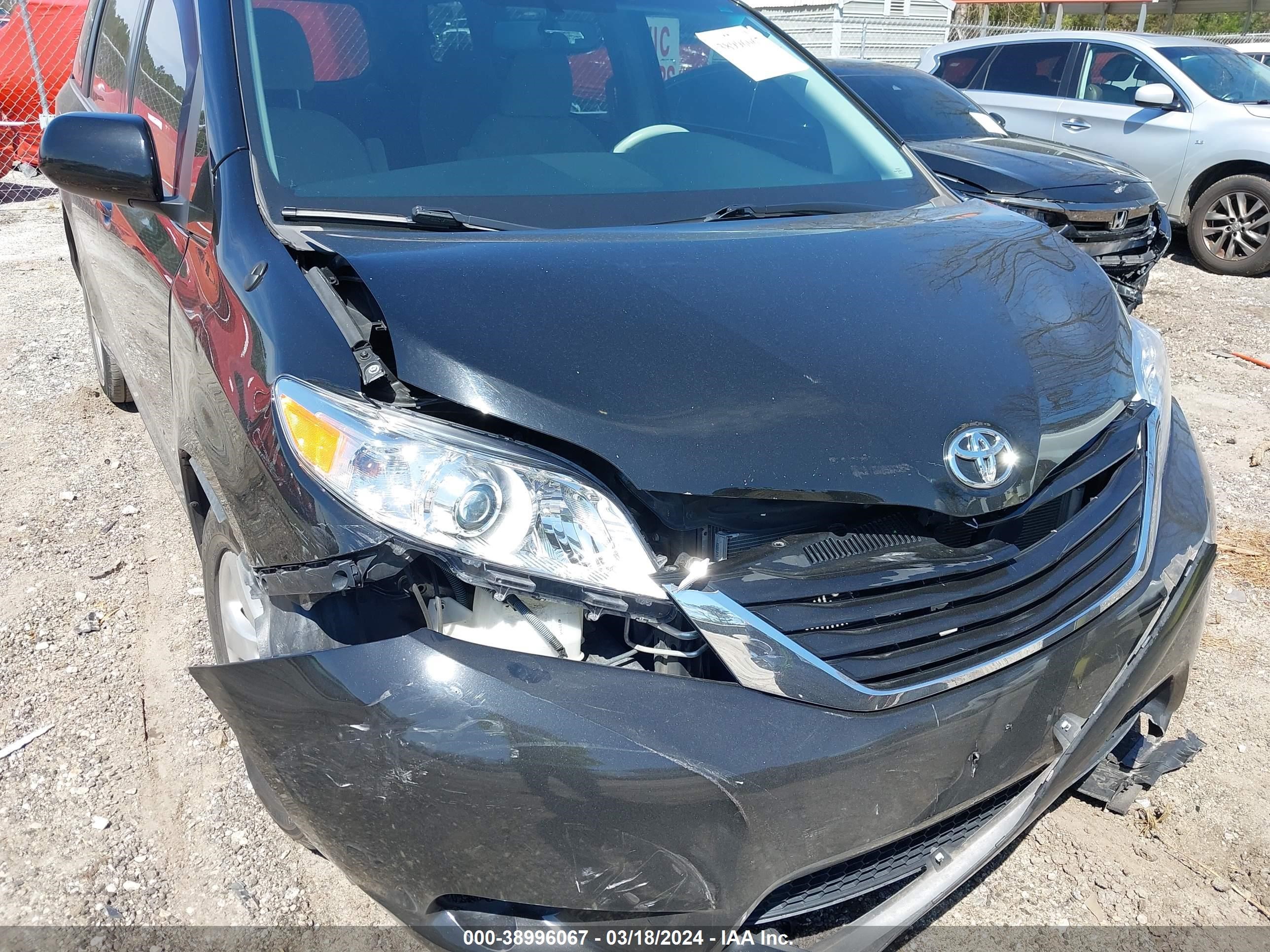 Photo 5 VIN: 5TDKK3DC8DS383116 - TOYOTA SIENNA 