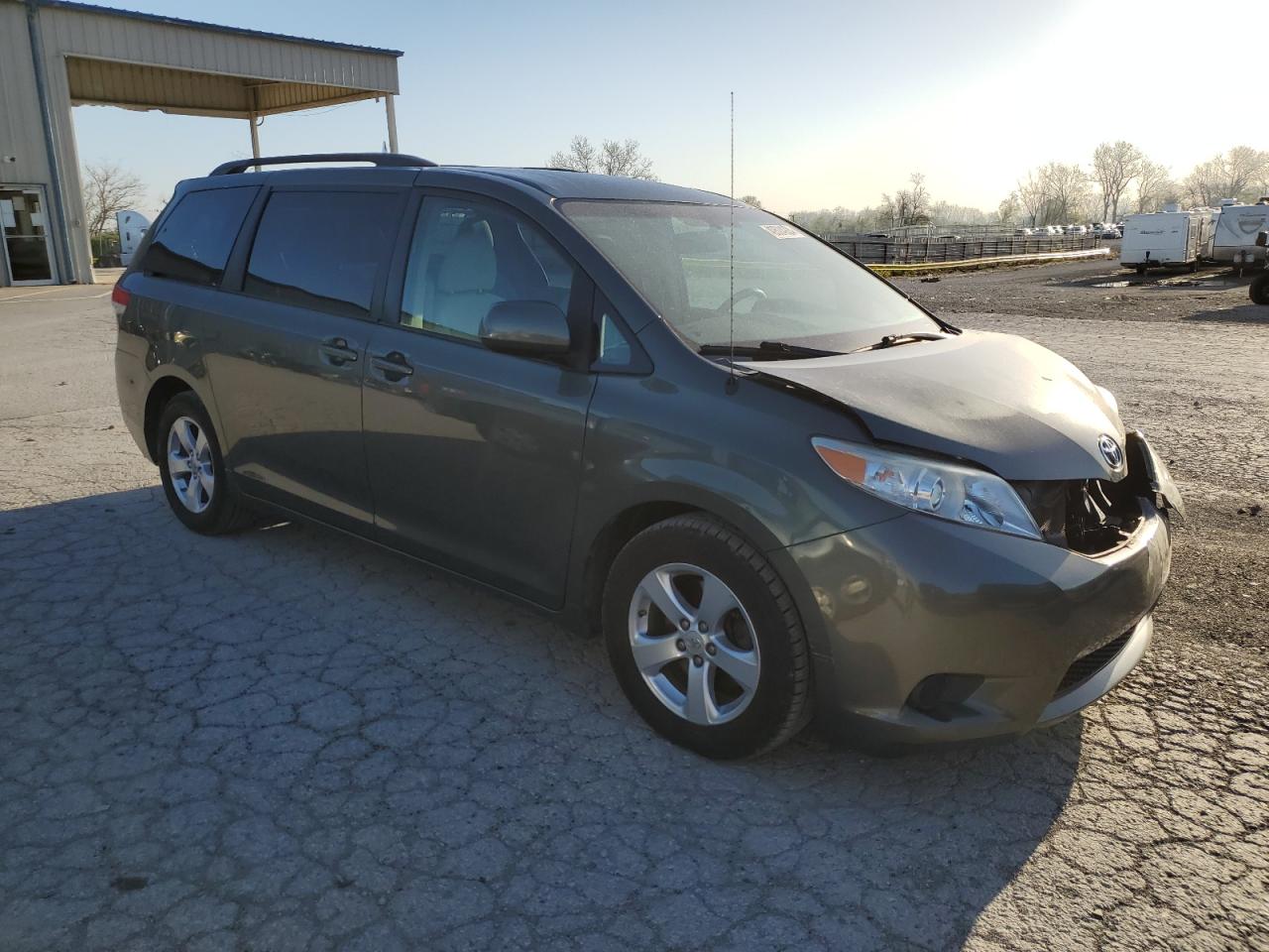 Photo 3 VIN: 5TDKK3DC8DS387117 - TOYOTA SIENNA 