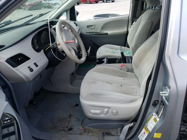 Photo 4 VIN: 5TDKK3DC8DS403817 - TOYOTA SIENNA LE 