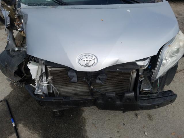 Photo 6 VIN: 5TDKK3DC8DS403817 - TOYOTA SIENNA LE 