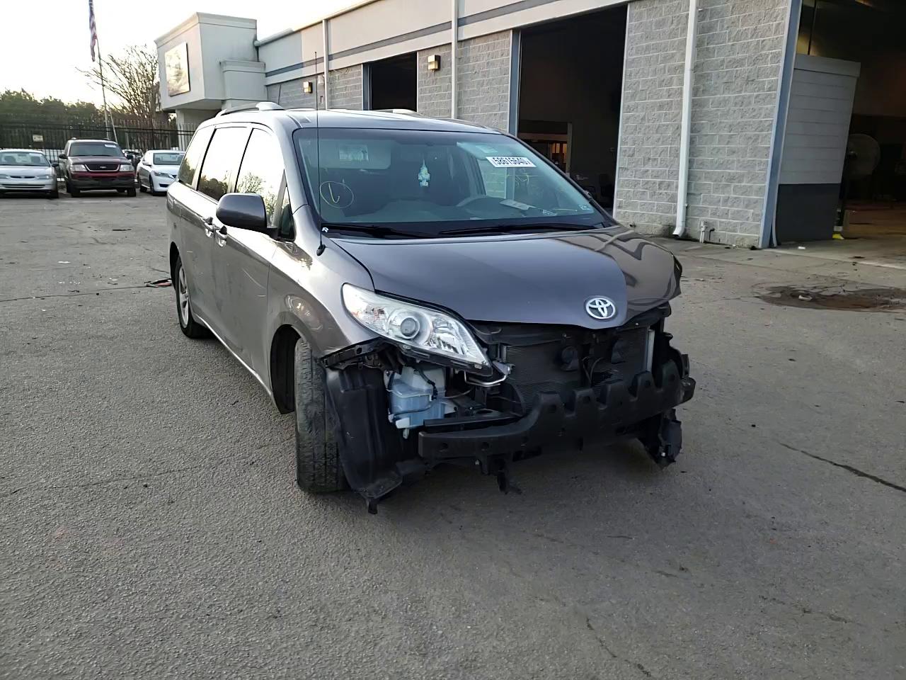 Photo 10 VIN: 5TDKK3DC8ES495089 - TOYOTA SIENNA LE 