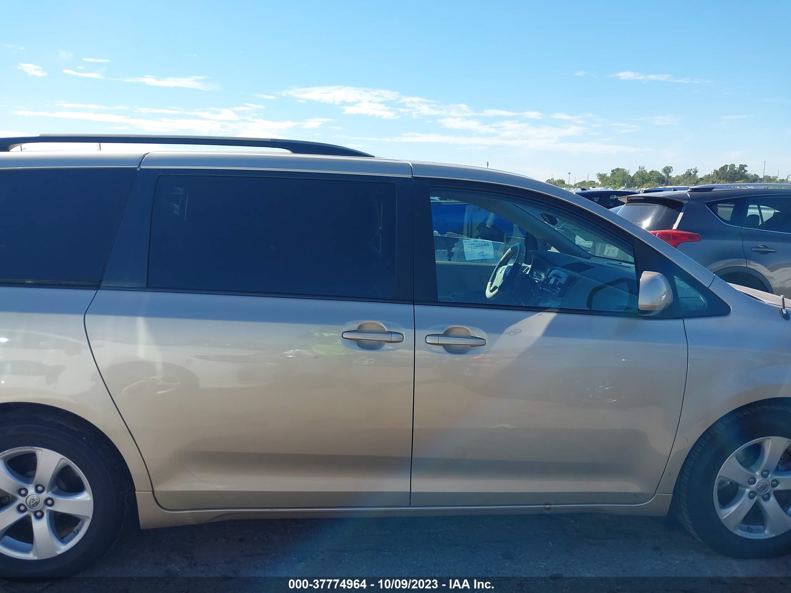 Photo 12 VIN: 5TDKK3DC8ES508049 - TOYOTA SIENNA 