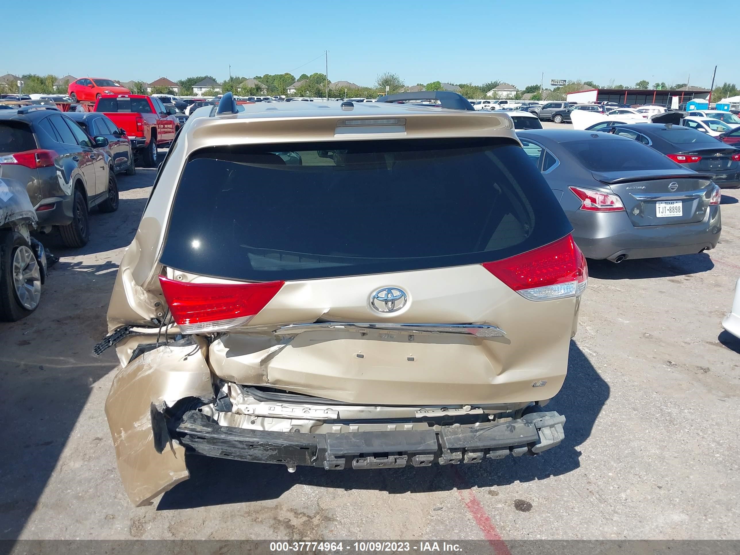 Photo 15 VIN: 5TDKK3DC8ES508049 - TOYOTA SIENNA 