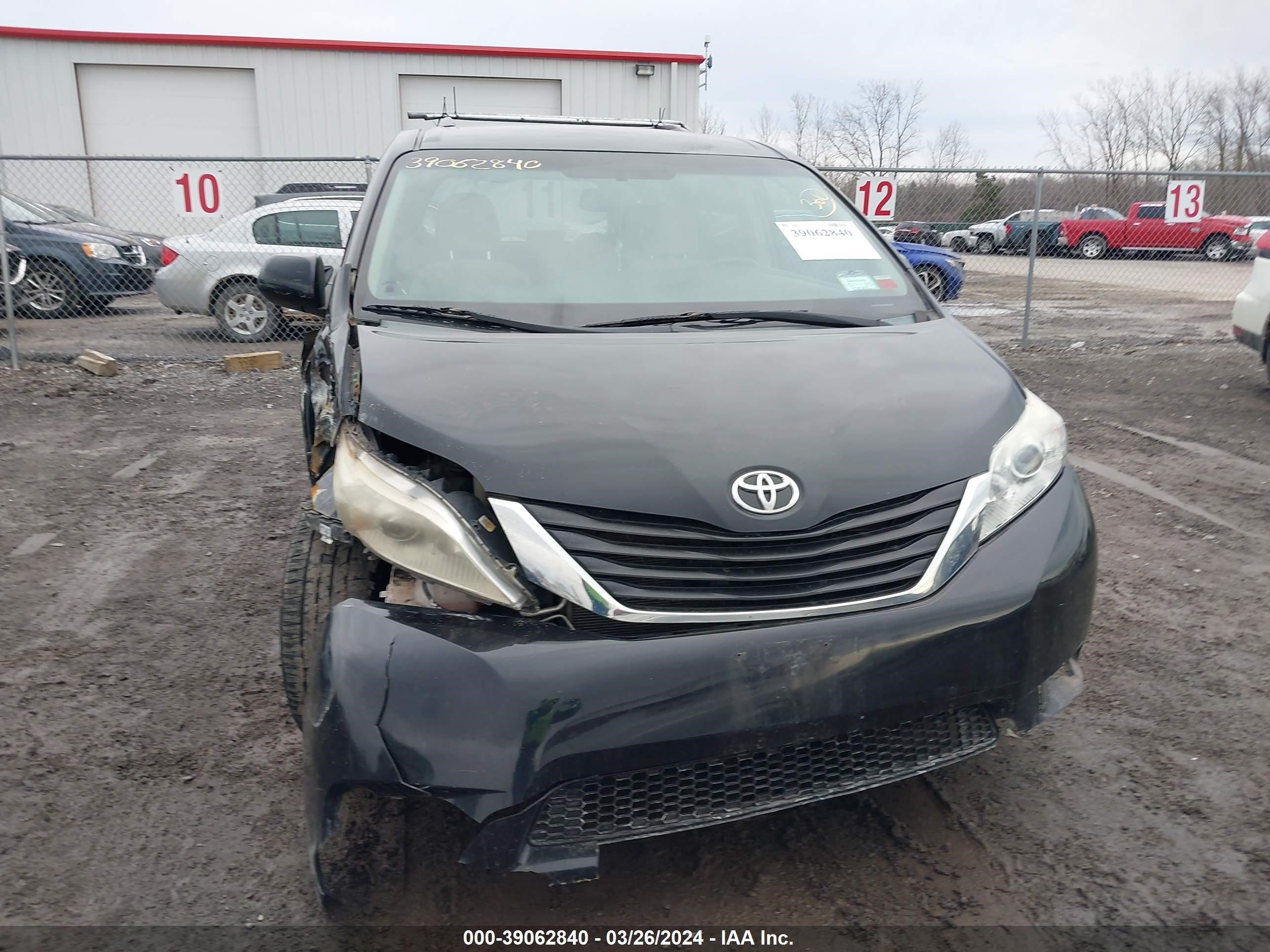 Photo 10 VIN: 5TDKK3DC8FS568964 - TOYOTA SIENNA 