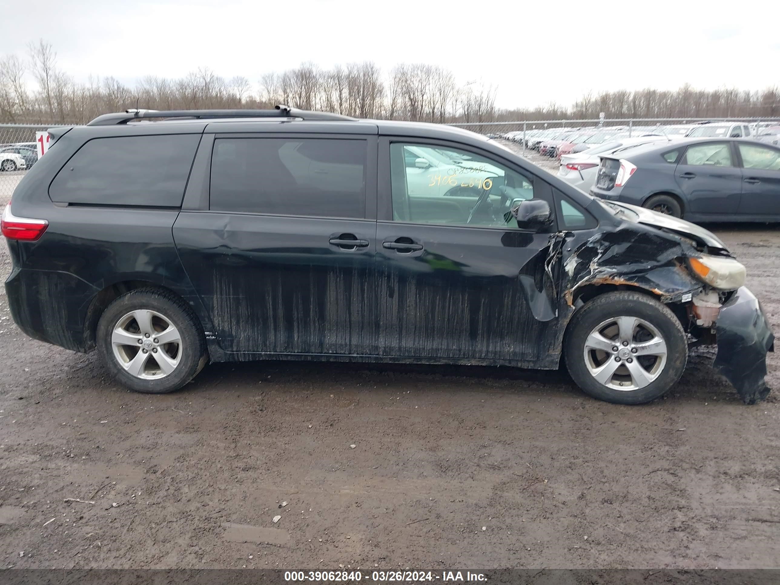 Photo 11 VIN: 5TDKK3DC8FS568964 - TOYOTA SIENNA 