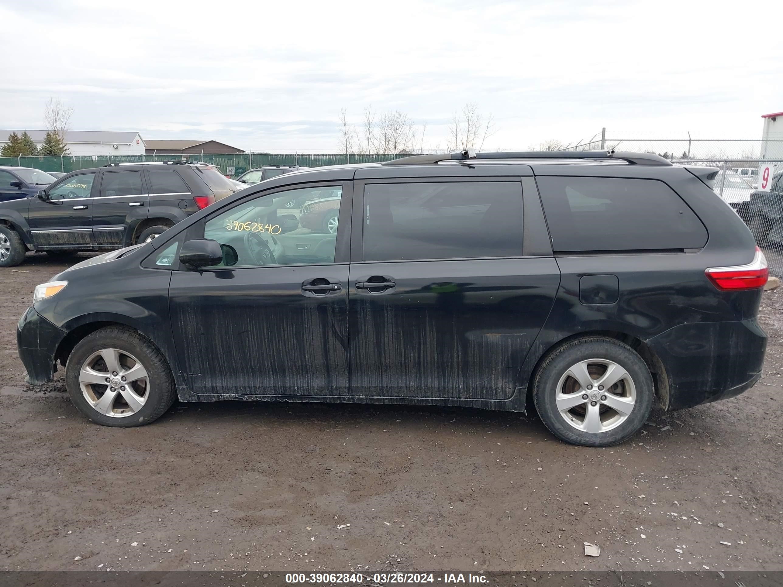 Photo 12 VIN: 5TDKK3DC8FS568964 - TOYOTA SIENNA 