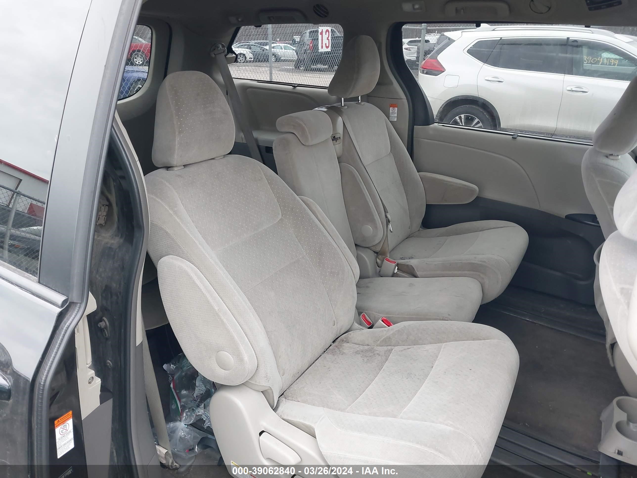 Photo 7 VIN: 5TDKK3DC8FS568964 - TOYOTA SIENNA 