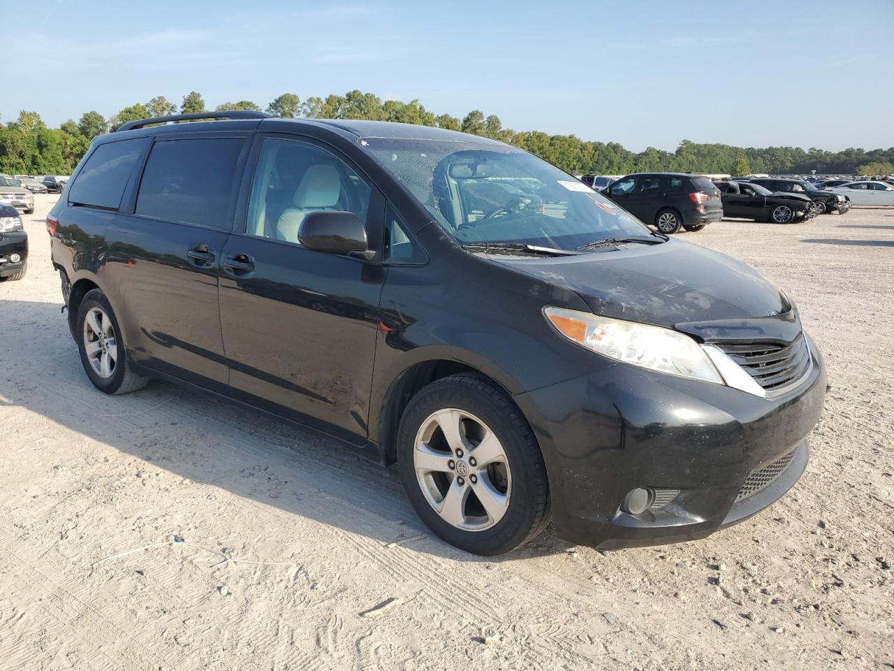 Photo 3 VIN: 5TDKK3DC8FS591001 - TOYOTA SIENNA 