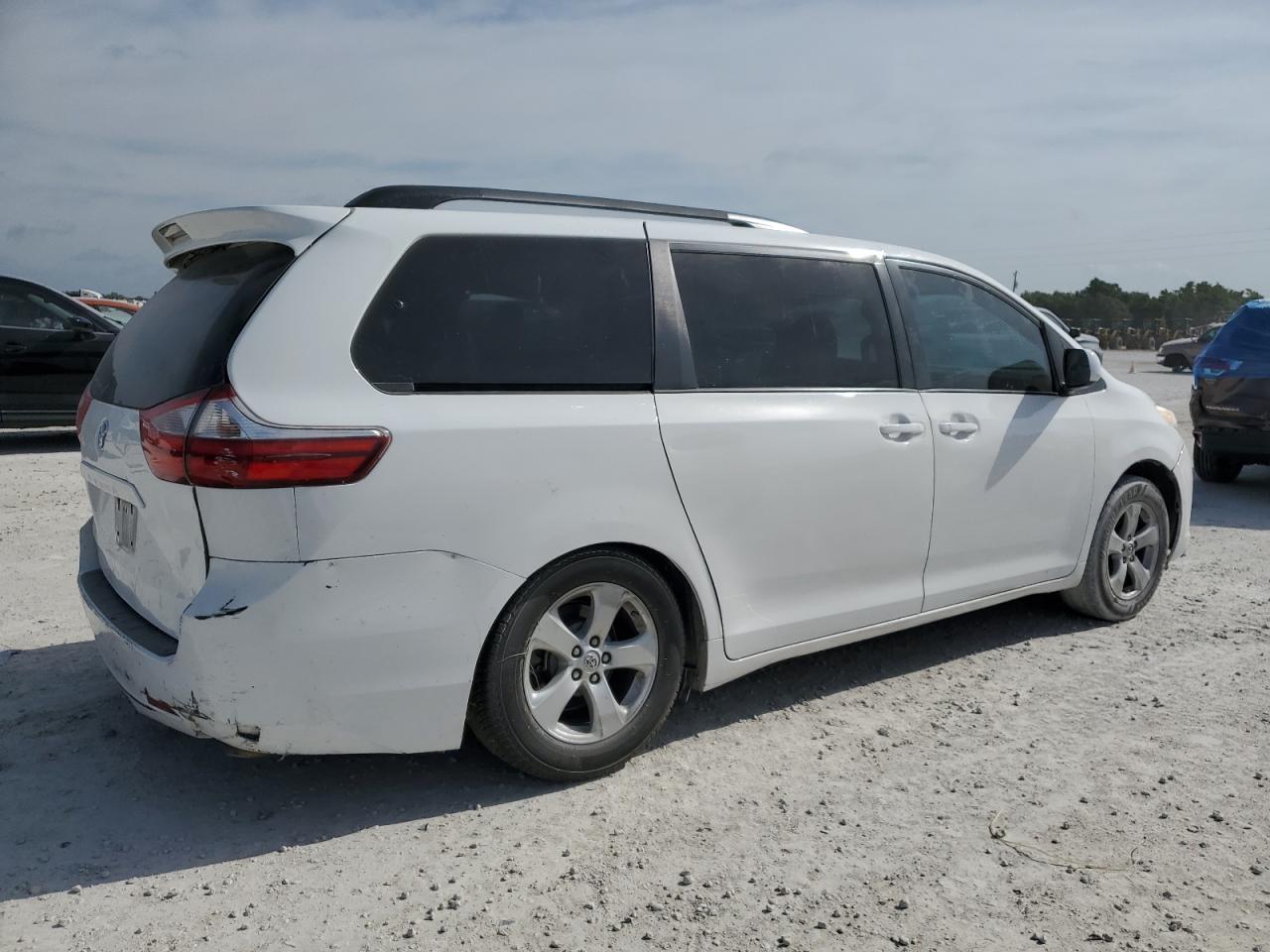 Photo 2 VIN: 5TDKK3DC8FS681491 - TOYOTA SIENNA 