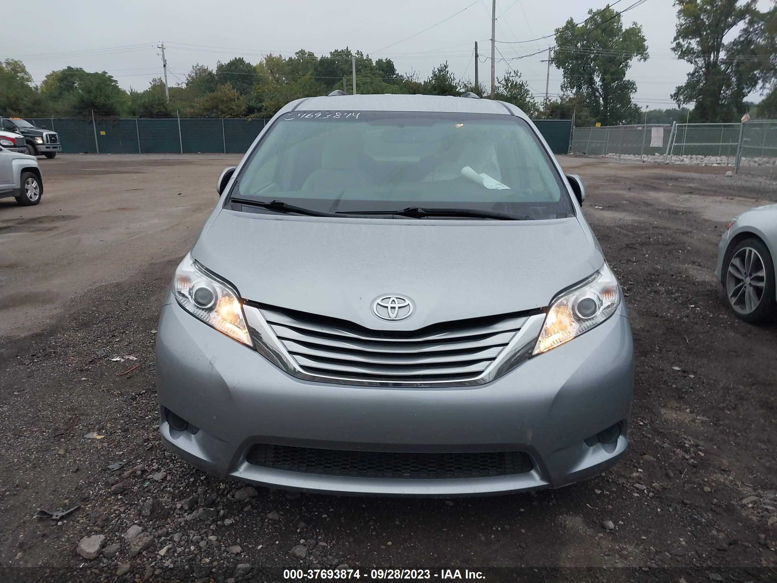 Photo 11 VIN: 5TDKK3DC8FS689364 - TOYOTA SIENNA 