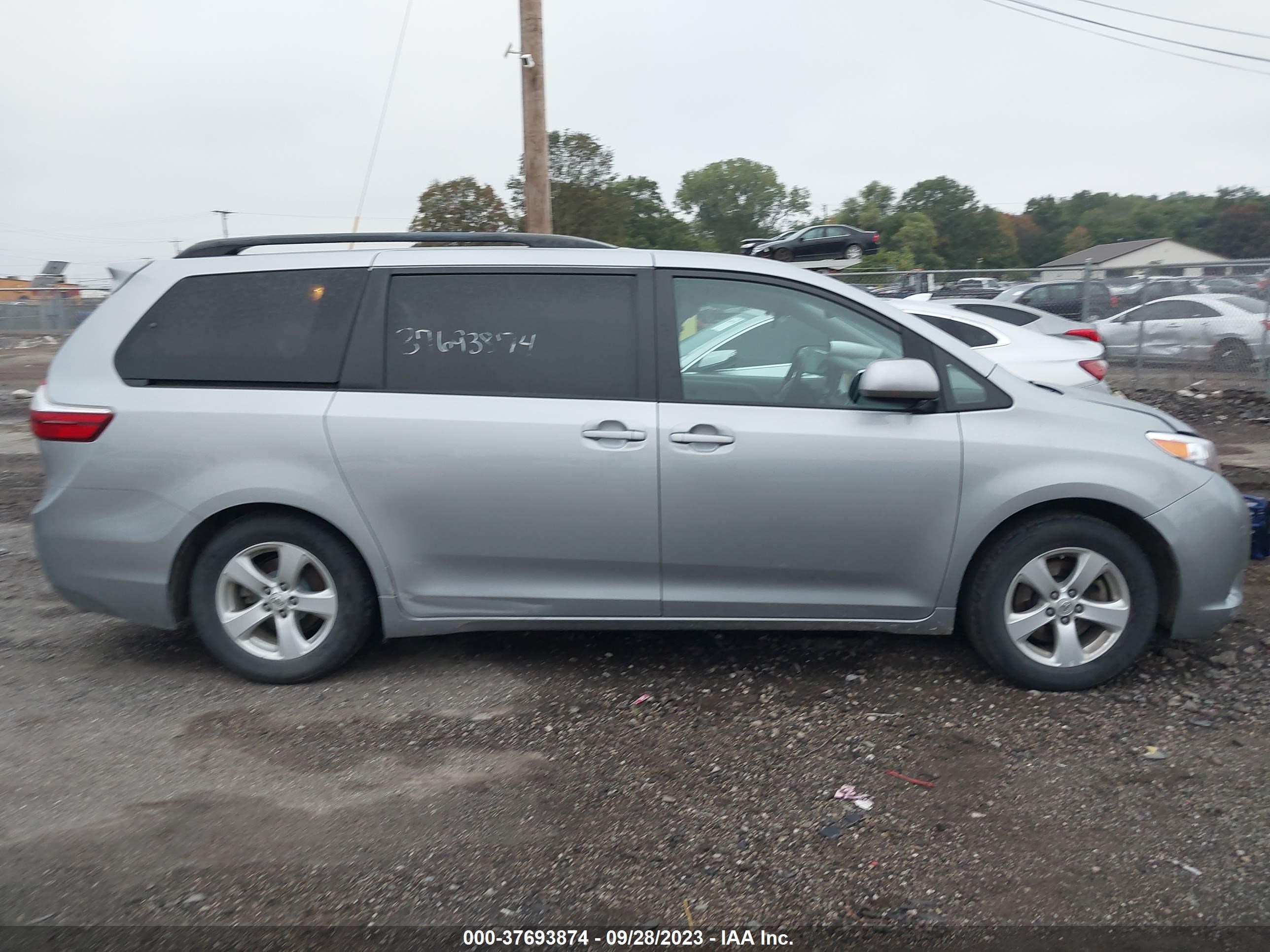 Photo 12 VIN: 5TDKK3DC8FS689364 - TOYOTA SIENNA 