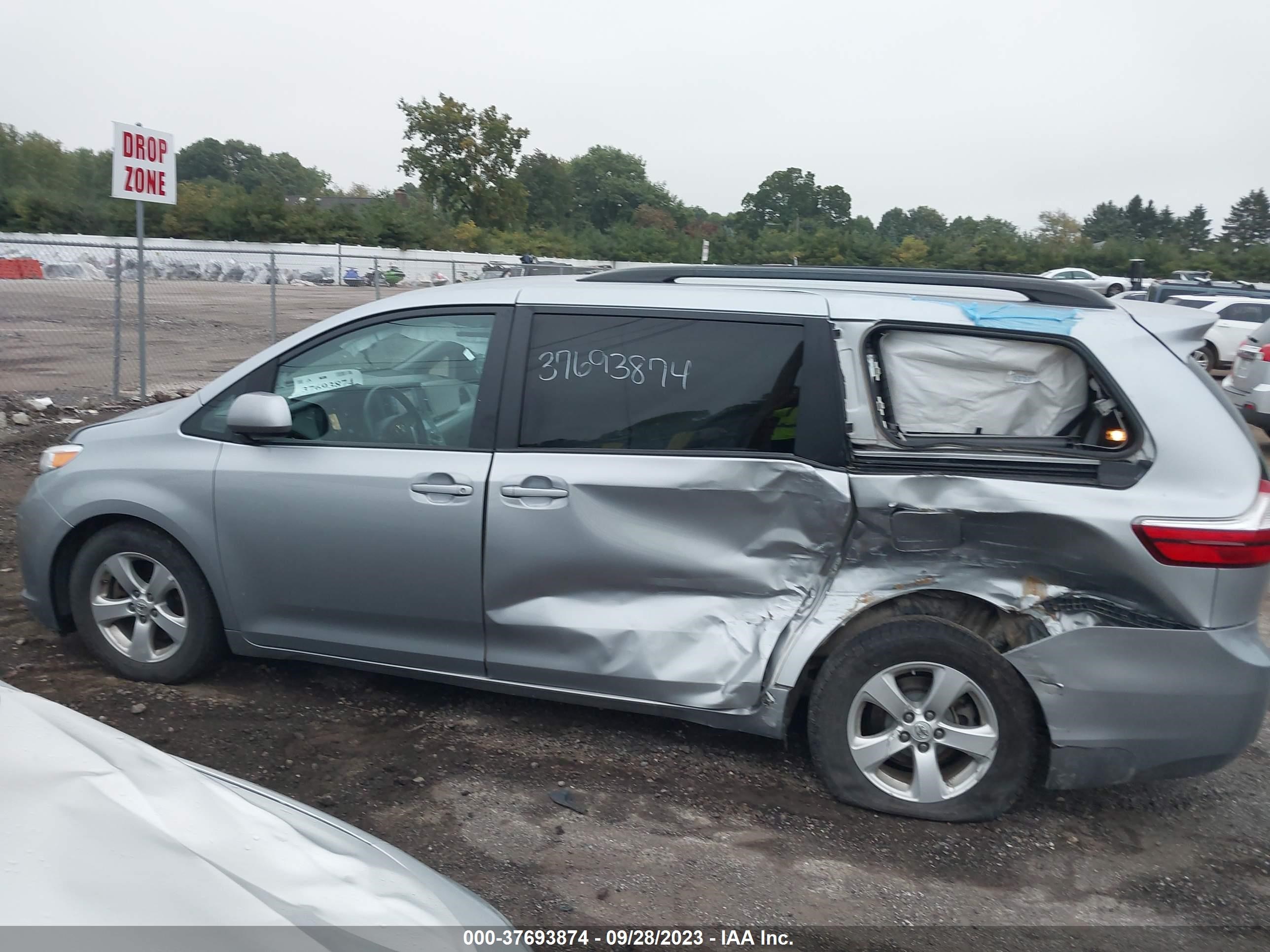 Photo 13 VIN: 5TDKK3DC8FS689364 - TOYOTA SIENNA 