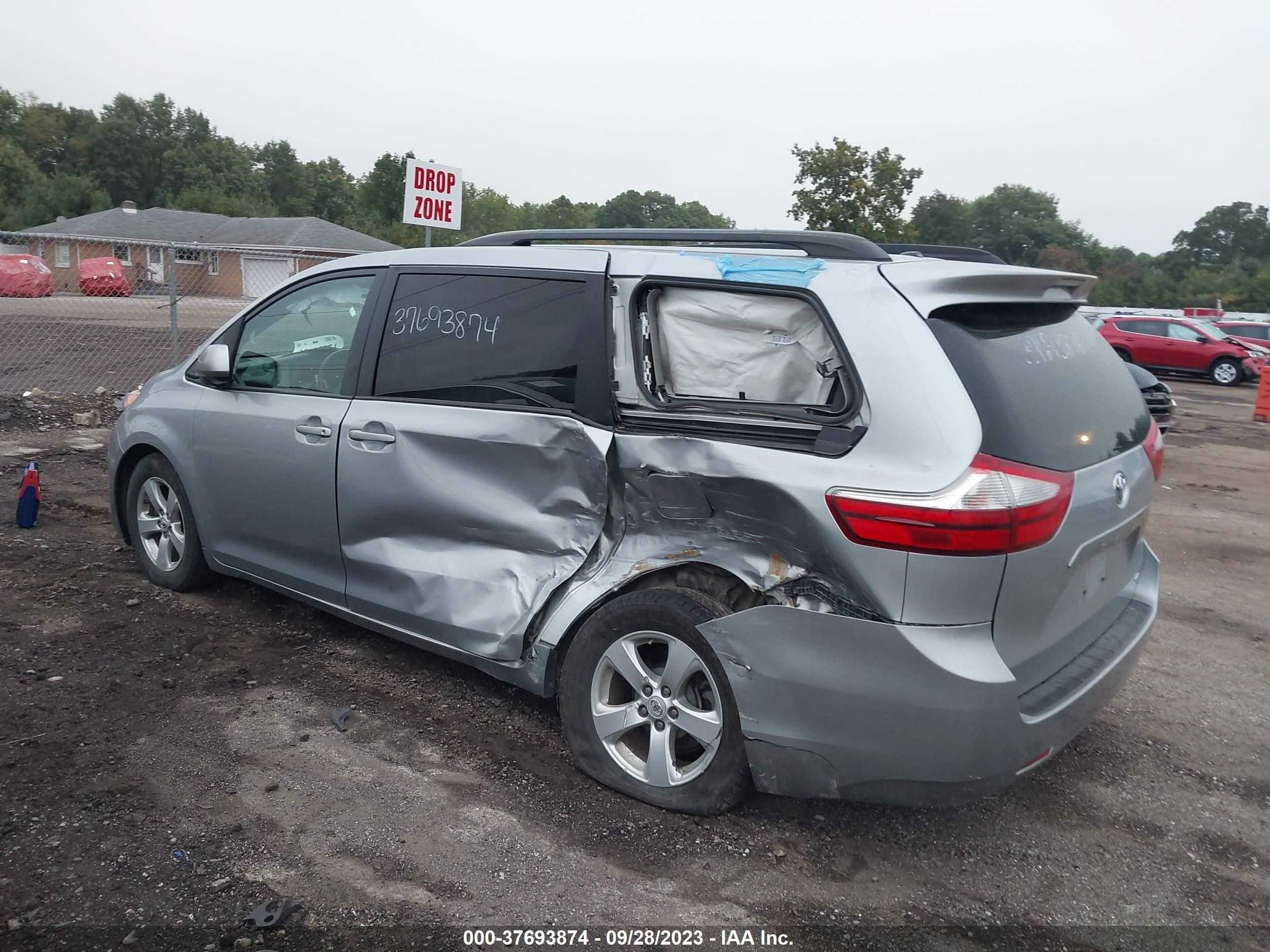 Photo 2 VIN: 5TDKK3DC8FS689364 - TOYOTA SIENNA 