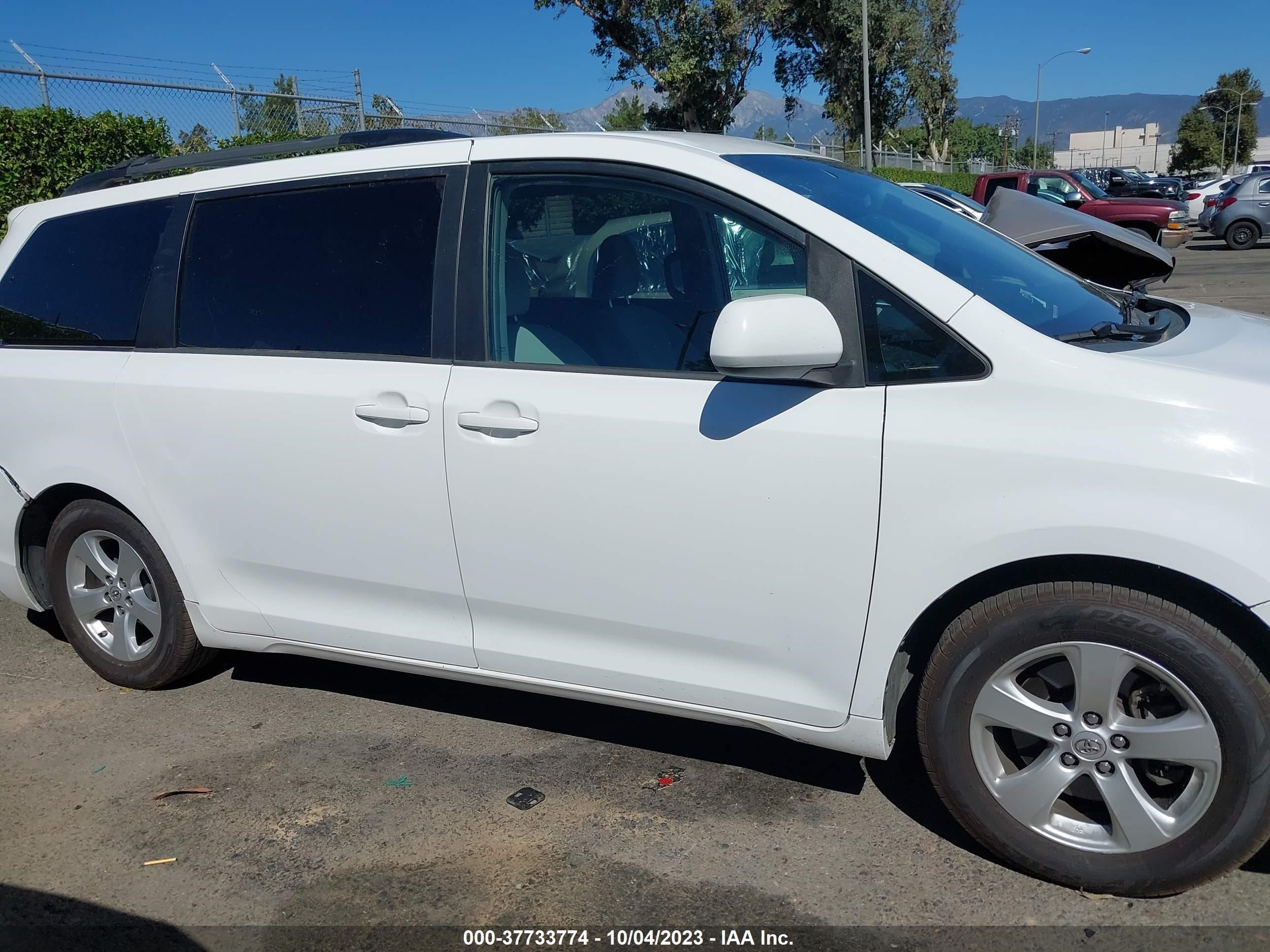 Photo 13 VIN: 5TDKK3DC8GS711543 - TOYOTA SIENNA 