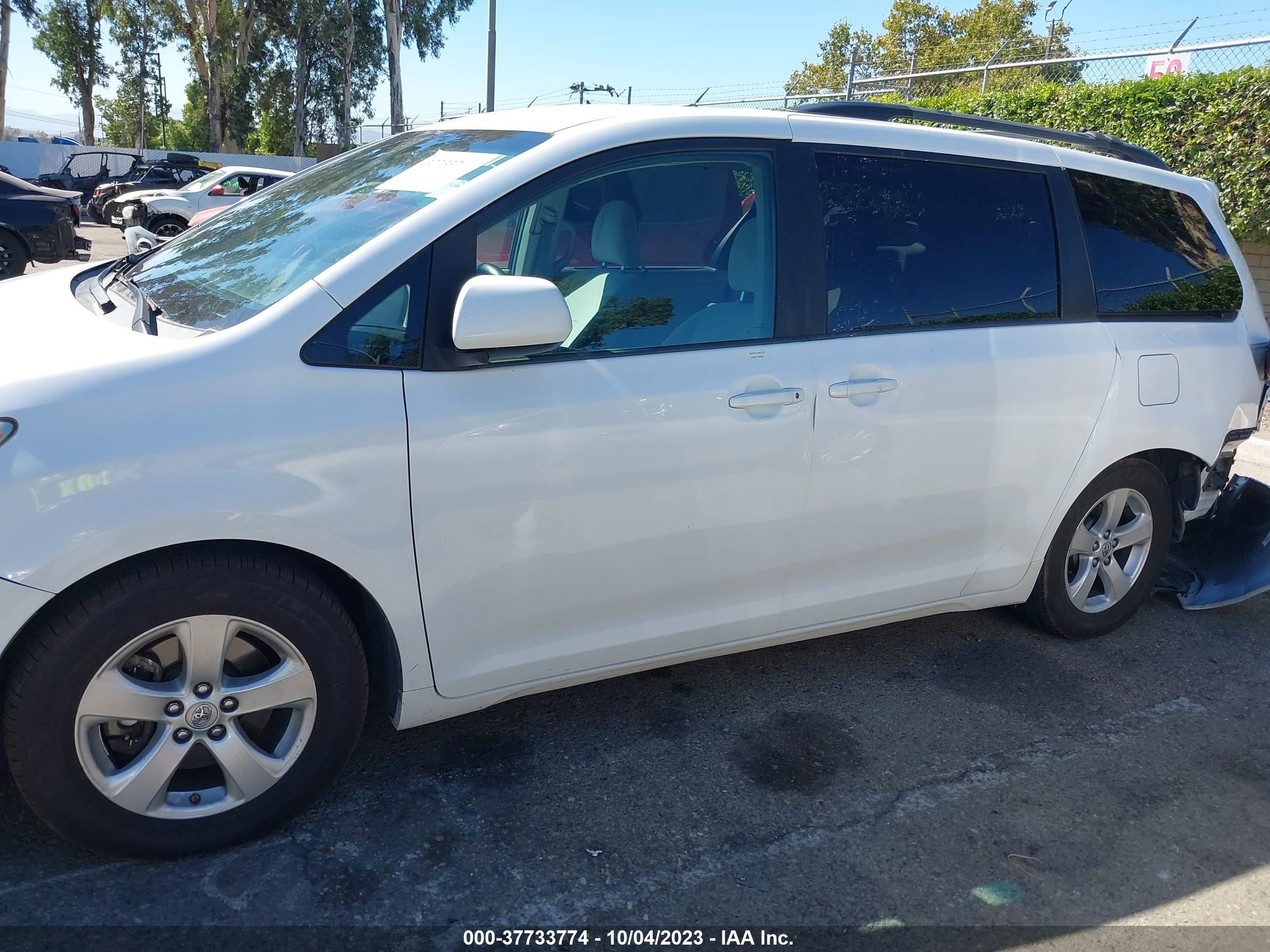 Photo 14 VIN: 5TDKK3DC8GS711543 - TOYOTA SIENNA 