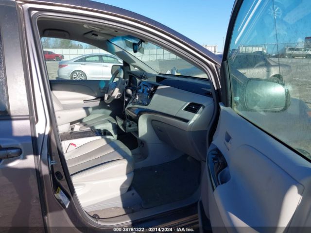 Photo 4 VIN: 5TDKK3DC9BS044264 - TOYOTA SIENNA 