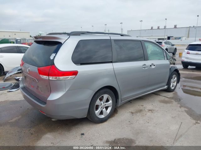 Photo 3 VIN: 5TDKK3DC9BS066734 - TOYOTA SIENNA 