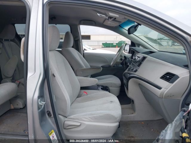 Photo 4 VIN: 5TDKK3DC9BS066734 - TOYOTA SIENNA 