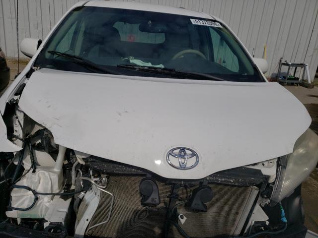 Photo 6 VIN: 5TDKK3DC9BS118377 - TOYOTA SIENNA LE 