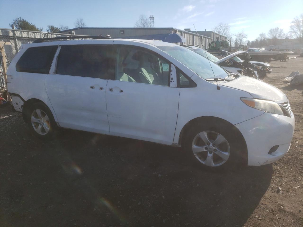 Photo 3 VIN: 5TDKK3DC9BS131761 - TOYOTA SIENNA 