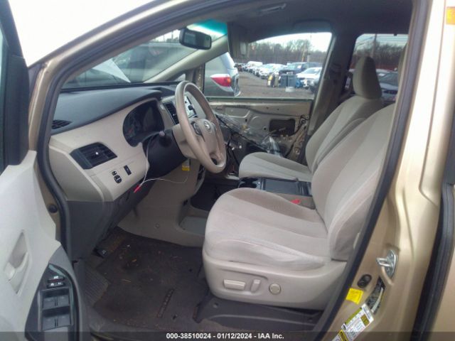 Photo 4 VIN: 5TDKK3DC9CS233210 - TOYOTA SIENNA 