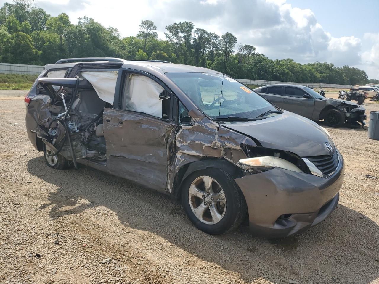 Photo 3 VIN: 5TDKK3DC9CS264733 - TOYOTA SIENNA 