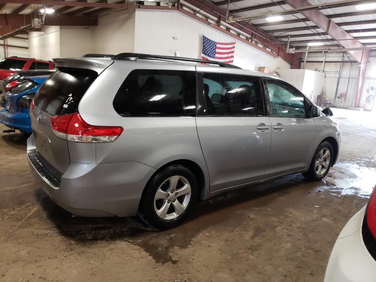 Photo 2 VIN: 5TDKK3DC9DS297569 - TOYOTA SIENNA 