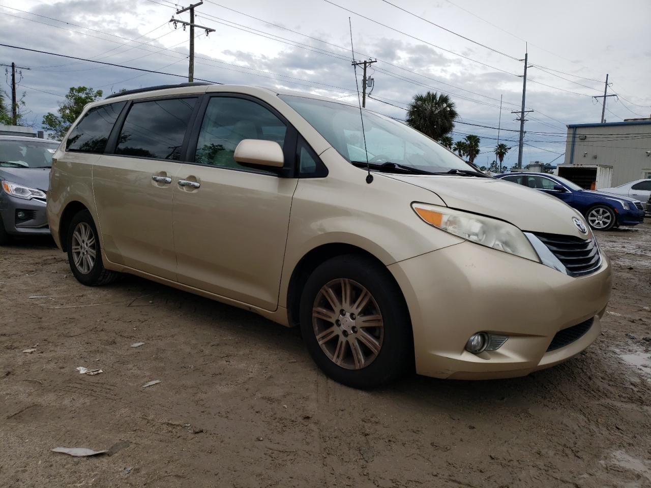 Photo 3 VIN: 5TDKK3DC9DS321305 - TOYOTA SIENNA 