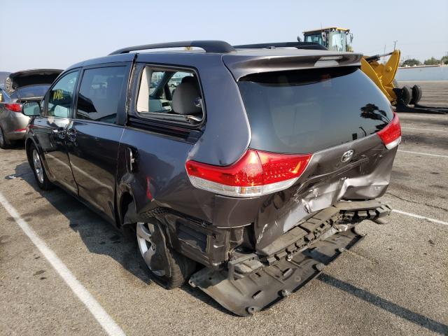 Photo 2 VIN: 5TDKK3DC9DS330957 - TOYOTA SIENNA LE 