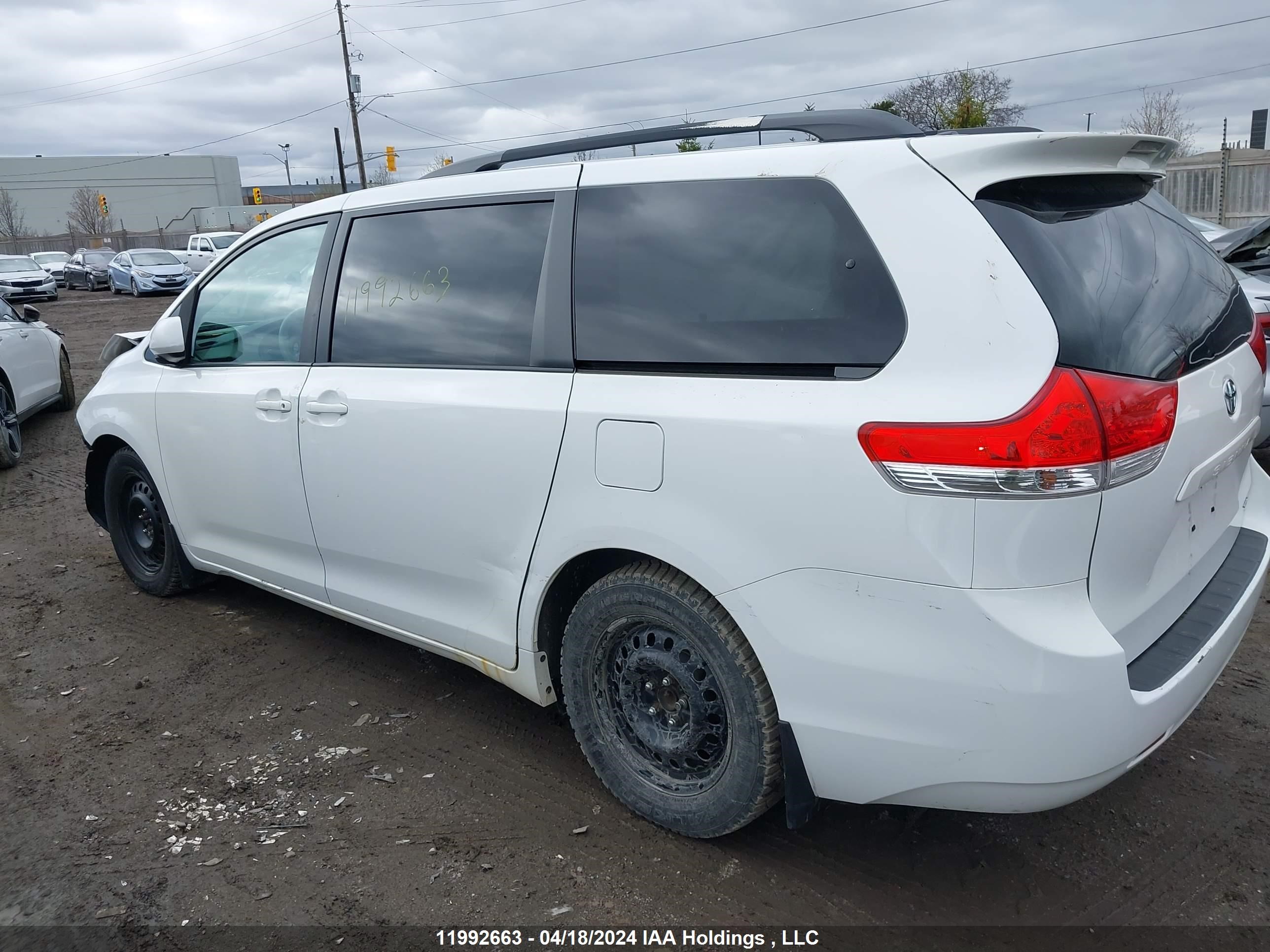 Photo 2 VIN: 5TDKK3DC9DS351999 - TOYOTA SIENNA 