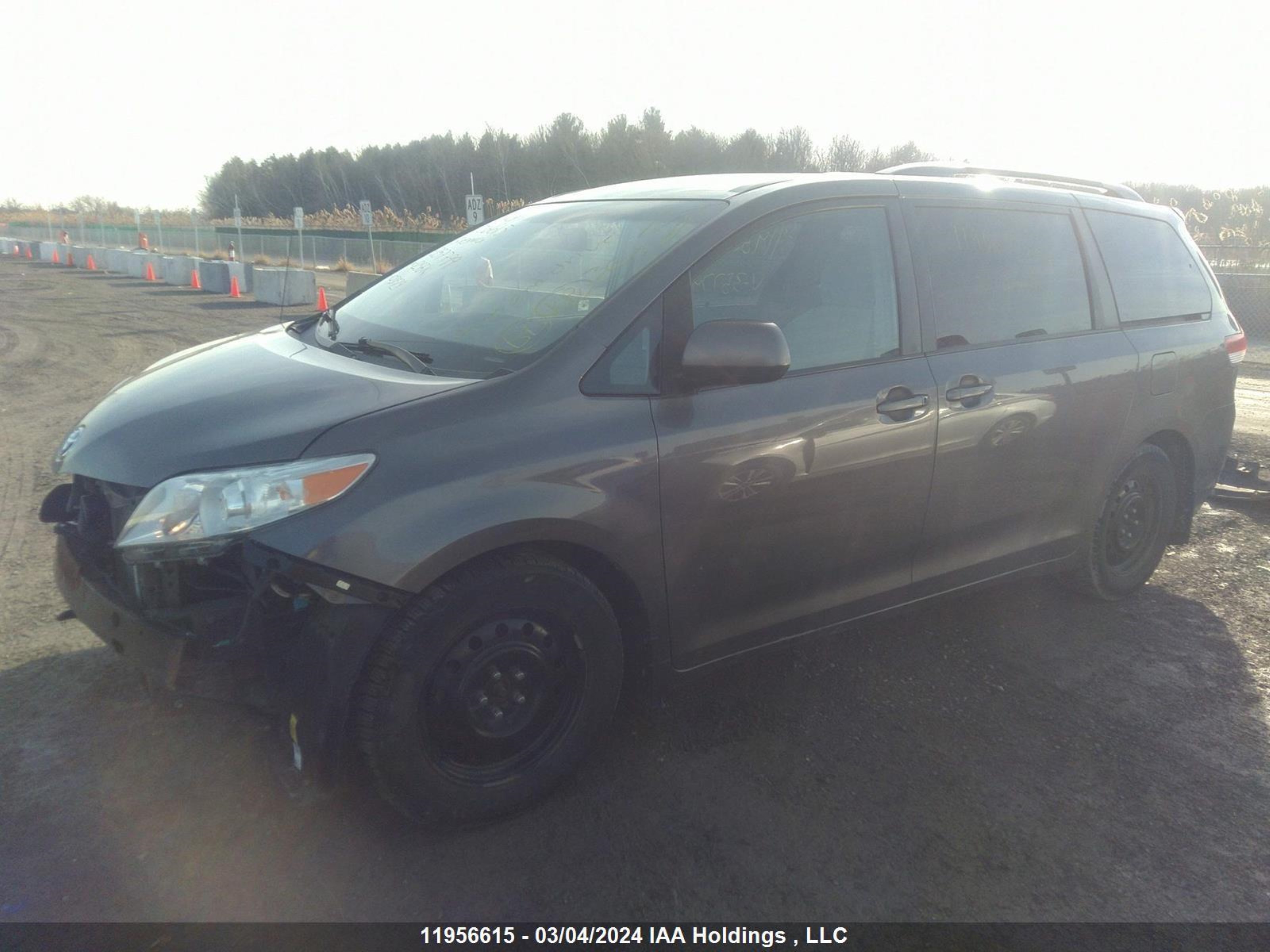 Photo 1 VIN: 5TDKK3DC9DS357799 - TOYOTA SIENNA 