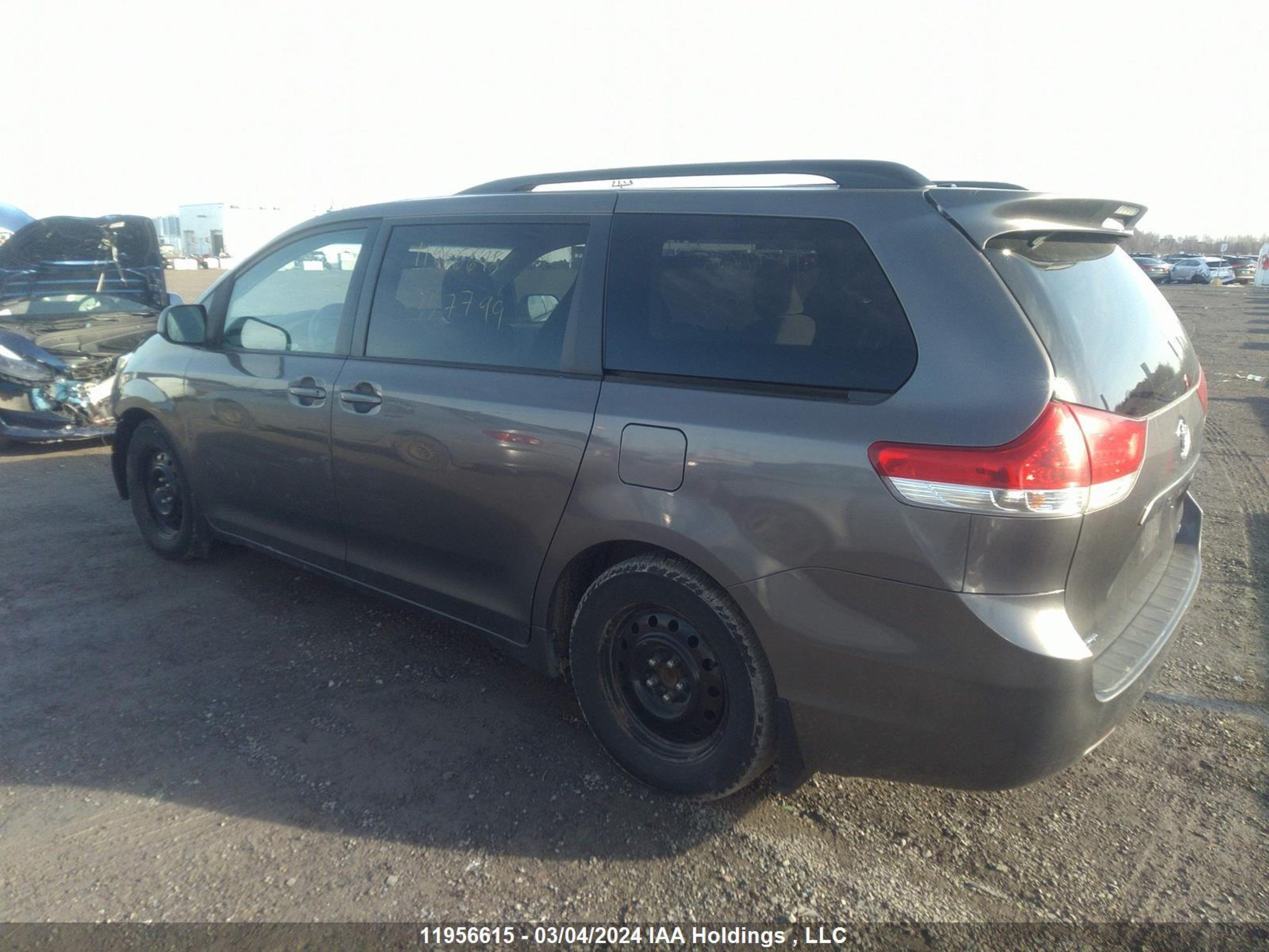 Photo 2 VIN: 5TDKK3DC9DS357799 - TOYOTA SIENNA 