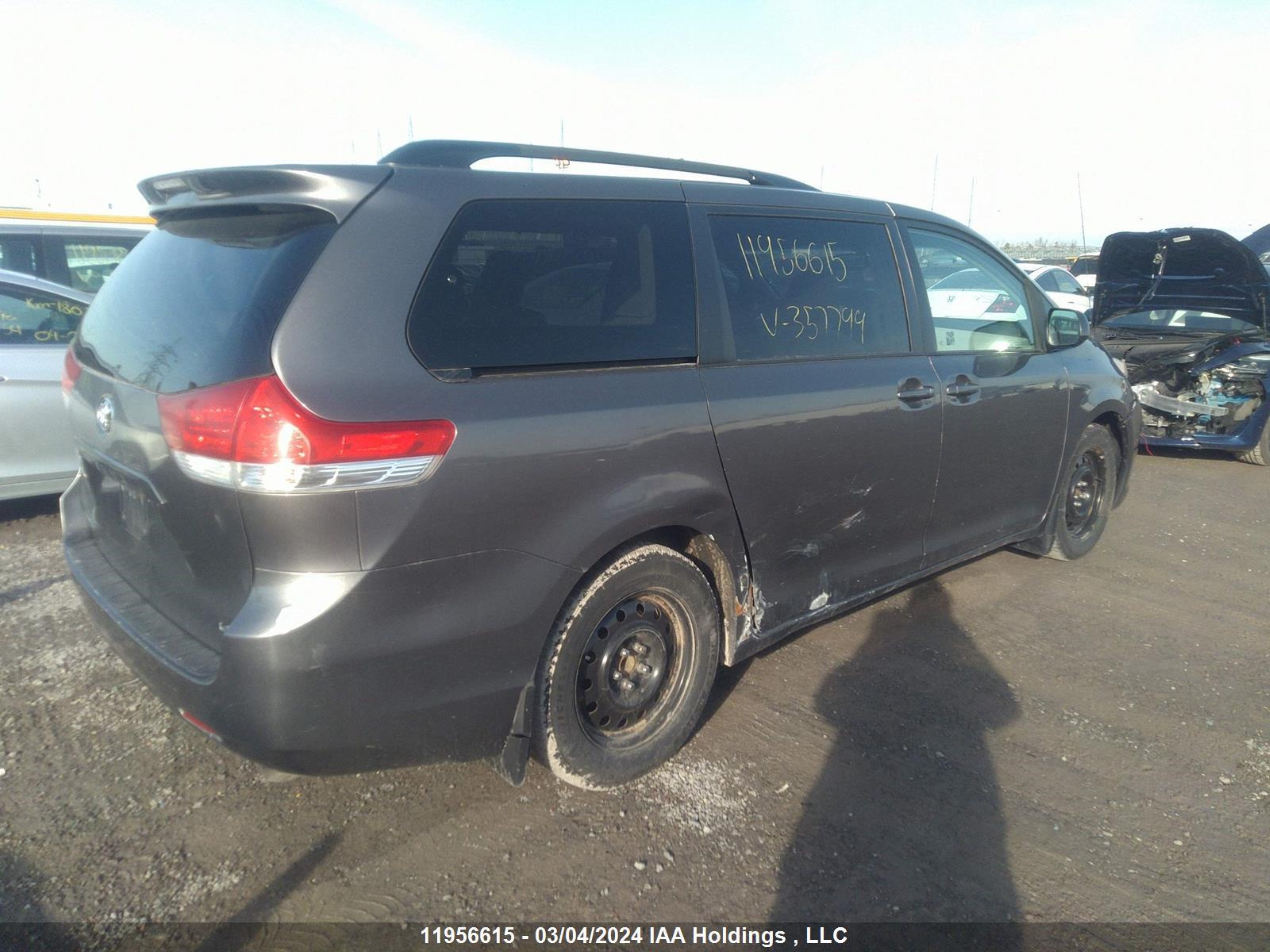 Photo 3 VIN: 5TDKK3DC9DS357799 - TOYOTA SIENNA 