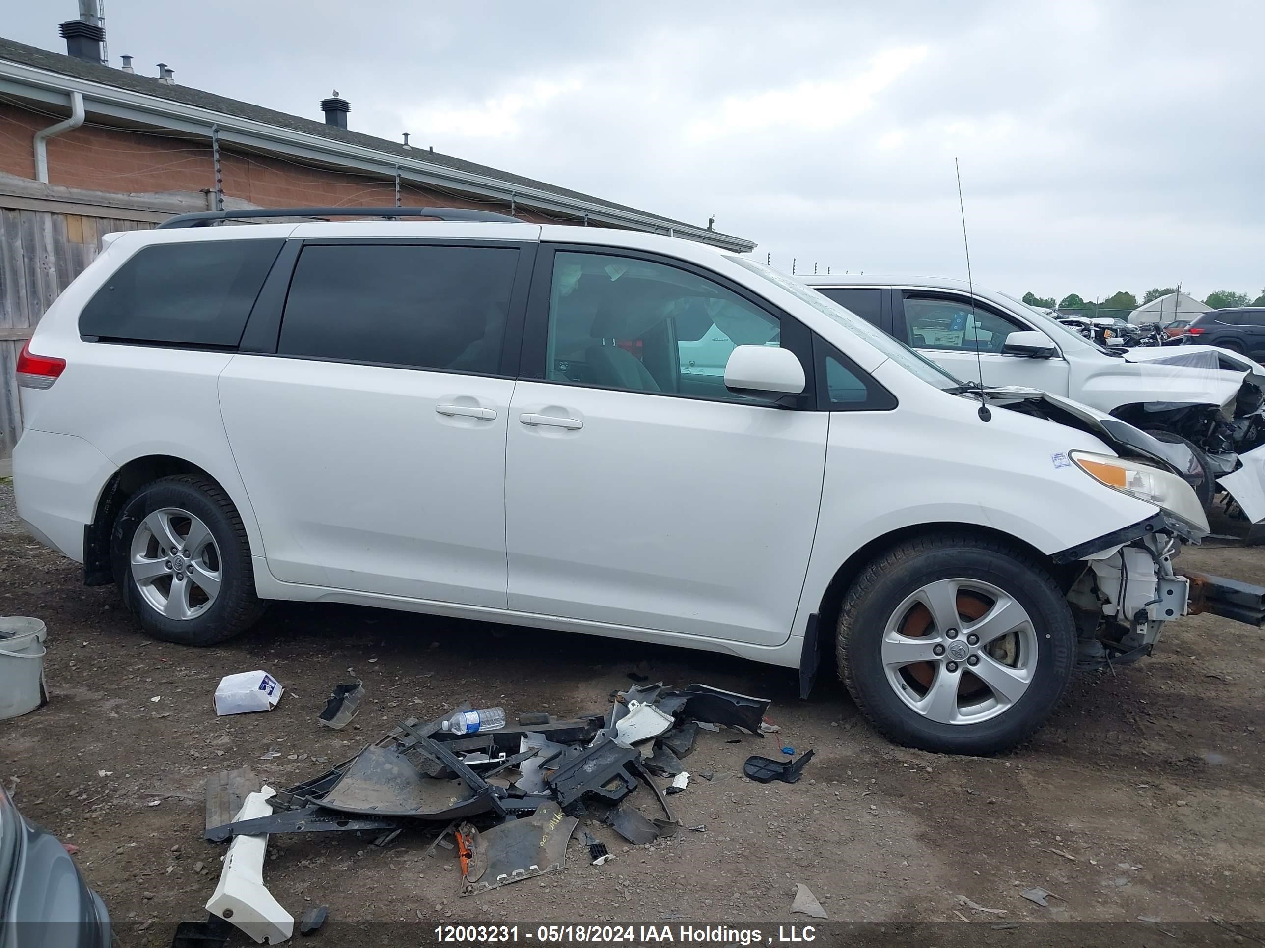 Photo 12 VIN: 5TDKK3DC9DS401980 - TOYOTA SIENNA 