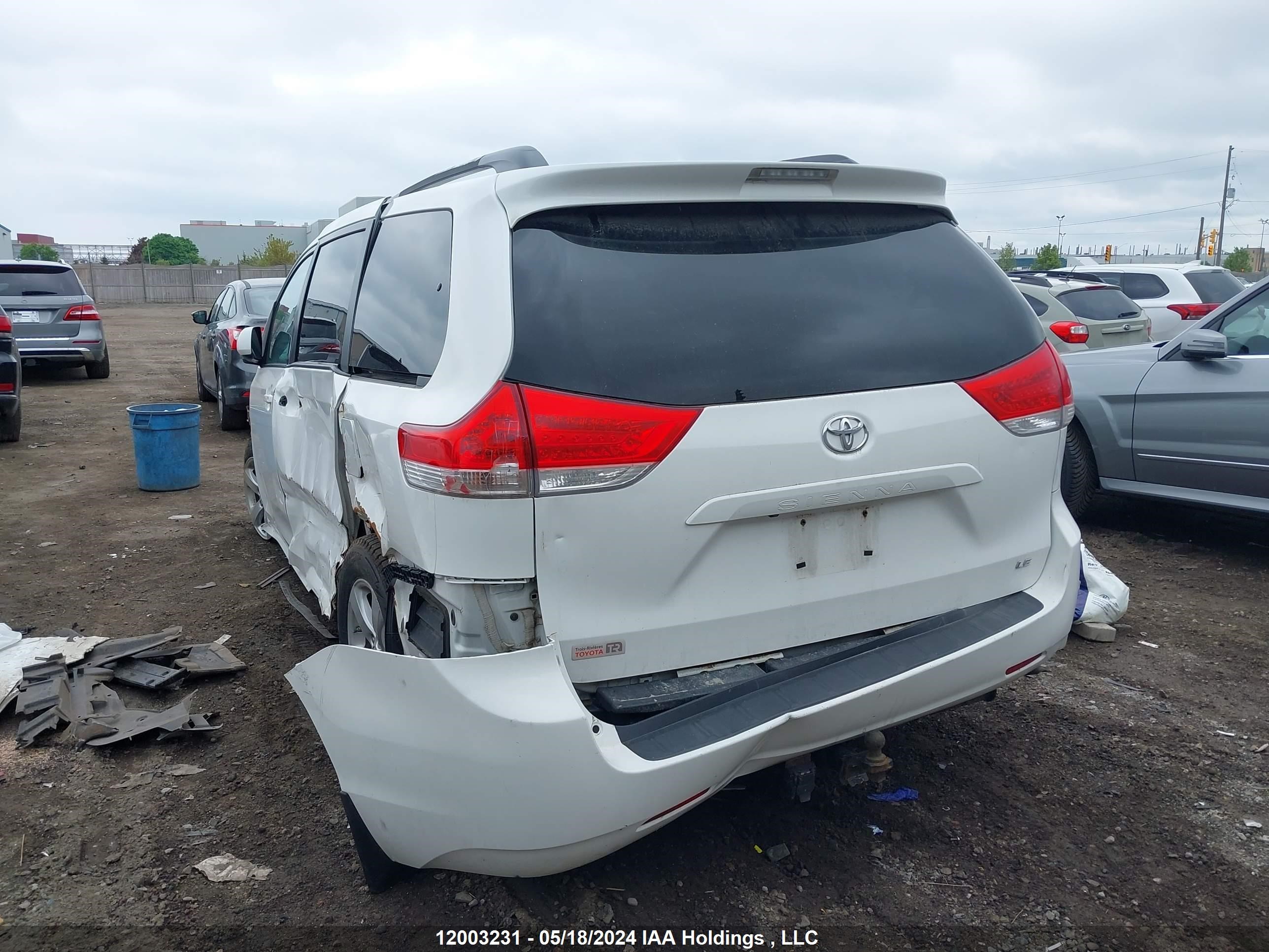 Photo 2 VIN: 5TDKK3DC9DS401980 - TOYOTA SIENNA 